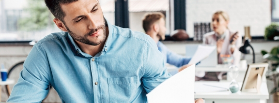 Kollegen arbeiten im Büro
