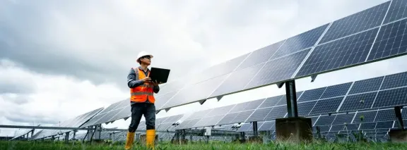 Arbeiter vor Agri PV Anlage